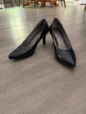 Life Stride Navy Pointed-Toe Pumps Sz 7